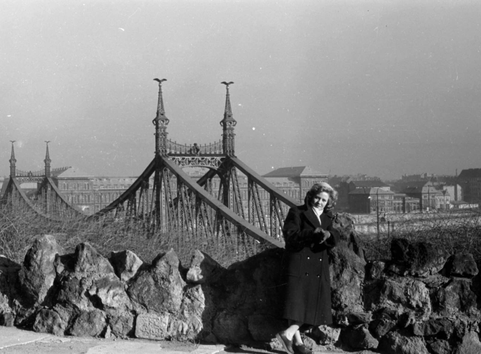 Magyarország, Budapest XI., a felvétel a Magyarok Nagyasszonya sziklatemploma előtt készült, háttérben a Szabadság híd., 1957, Fortepan/Album027, Budapest, sapka, hölgy, dupla soros kabát, Fortepan #149160
