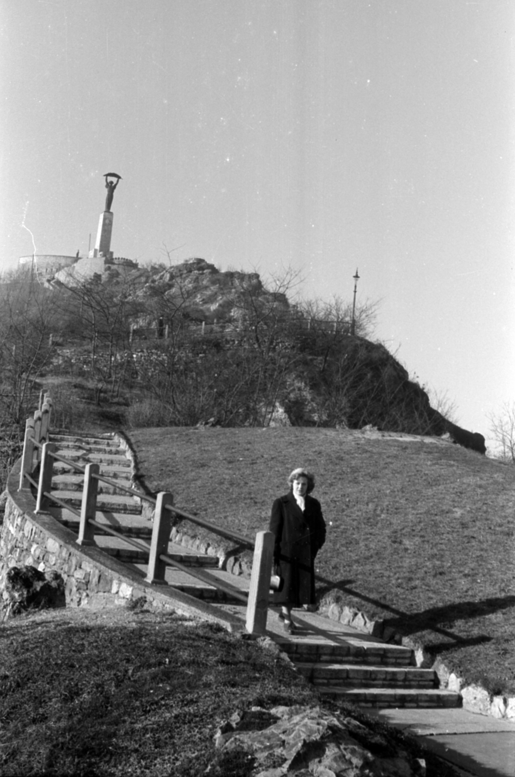 Magyarország, Gellérthegy, Budapest XI., háttérben a Felszabadulási Emlékmű., 1957, Fortepan/Album027, Budapest, szovjet emlékmű, lépcsősor, Fortepan #149162