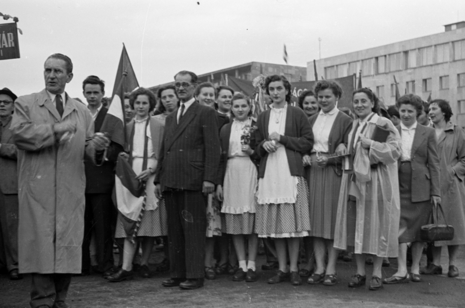 Hungary, Budapest VI.,Budapest XIV., Ötvenhatosok tere (Felvonulási tér), május 1-i felvonulás. Háttérben balra a Dózsa György út 84. MÉMOSZ (Magyarországi Építőipari Munkások Országos Szövetsége) székháza., 1958, Fortepan/Album027, 1st of May parade, Budapest, Fortepan #149171