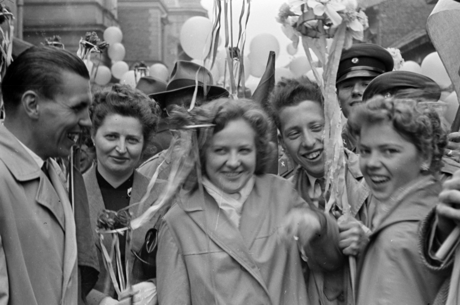 Magyarország, Budapest VII., május 1-i felvonulók a Murányi utca 10., a 13. számú Ipari tanuló intézet (később Schola Europa Szakképző Iskola és Alapfokú Művészeti Iskola) épülete előtt., 1959, Fortepan/Album027, május 1, Budapest, Fortepan #149196