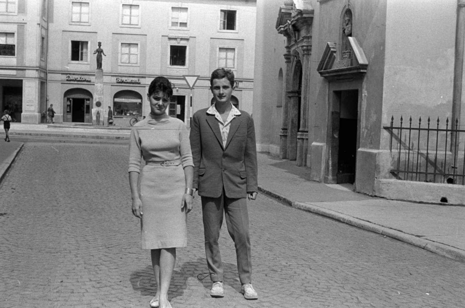 Hungary, Szombathely, Szent Erzsébet tér (ekkor az Aréna utca része), jobbra az Árpád-házi Szent Erzsébet-templom. Háttérben a Savaria-kút Marton László alkotása (1955)., 1958, Fortepan/Album027, female figure, Fountain, Fortepan #149208