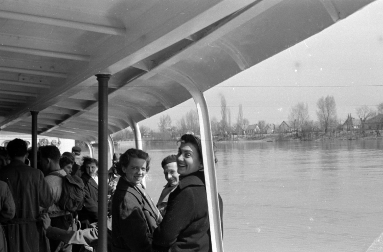 Magyarország, Szentendrei-Duna, a felvétel egy kirándulóhajón készült, jobbra Pócsmegyer., 1958, Fortepan/Album027, sétahajó, Fortepan #149216