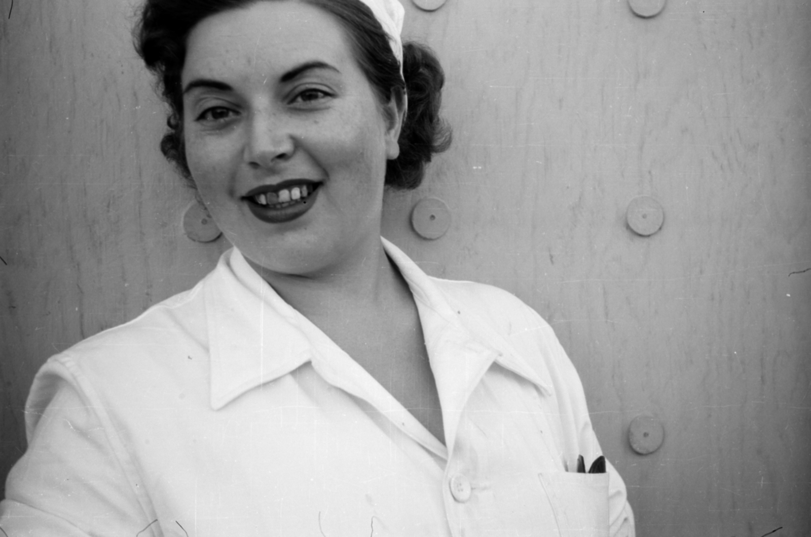 Hungary, Budapest X., az Albertirsai úti vásár területe, a felvétel az Országos Mezőgazdasági Kiállítás és Vásár alkalmával készült., 1956, Fortepan/Album027, Budapest, Best of, lady, smile, overall, Fortepan #149236