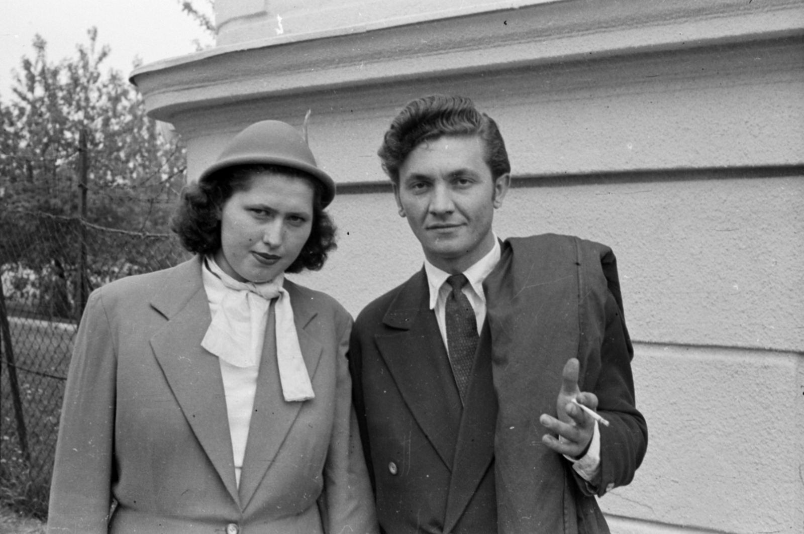 Magyarország, Városliget, Budapest XIV., Olof Palme sétány (Vorosilov út), háttérben jobbra a Műjégpálya épületének sarka látszik. Május 1-i ünnepség résztvevői., 1957, Fortepan/Album027, Budapest, vállra vetett kabát, Fortepan #149275