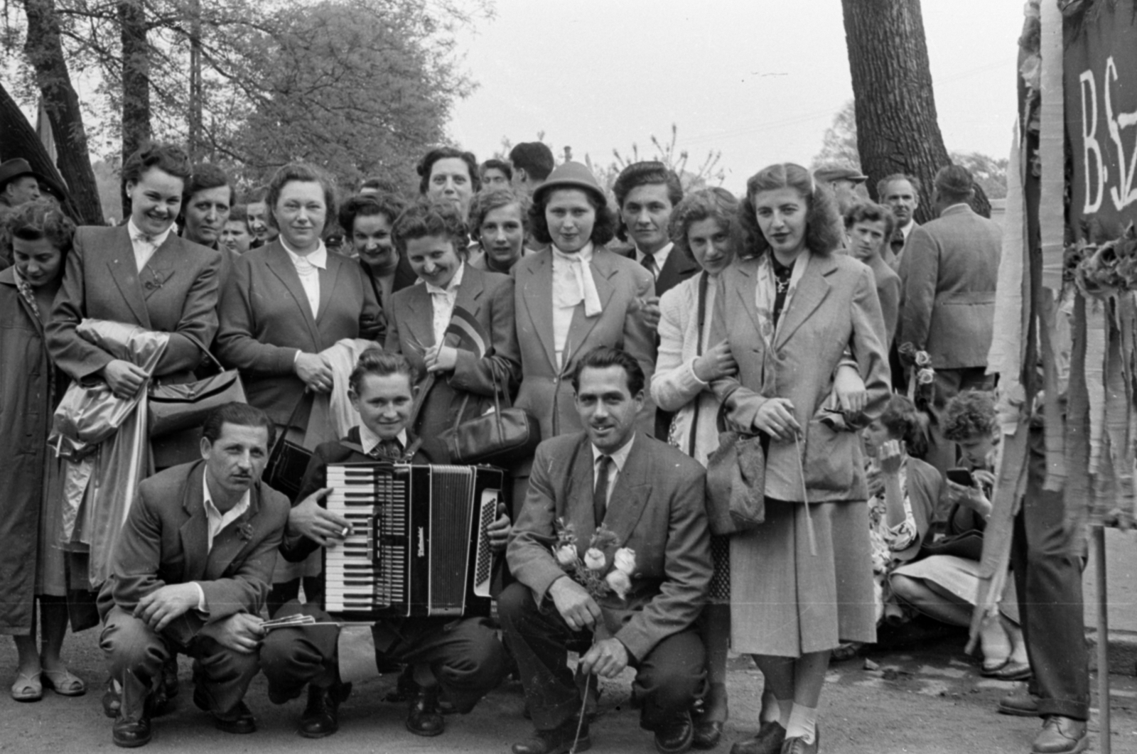 Hungary, Budapest XIV., az Olof Palme sétány (Vorosilov út) a Hősök terénél. Május 1-i ünnepség résztvevői., 1957, Fortepan/Album027, accordion, Budapest, squatting, coat draped over arm, Fortepan #149278