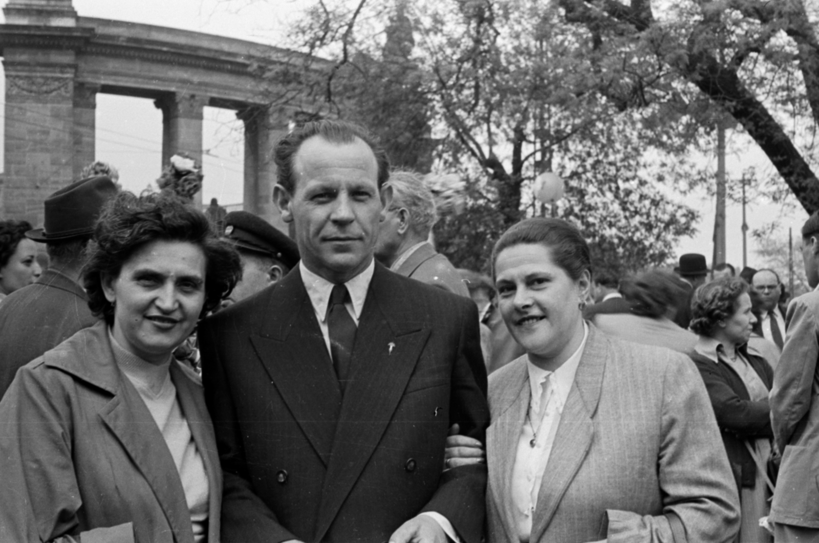 Magyarország, Városliget, Budapest XIV., Olof Palme sétány (Vorosilov út) a Hősök tere felé nézve. Május 1-i ünnepség résztvevői., 1957, Fortepan/Album027, Budapest, kart karba öltve, Fortepan #149281
