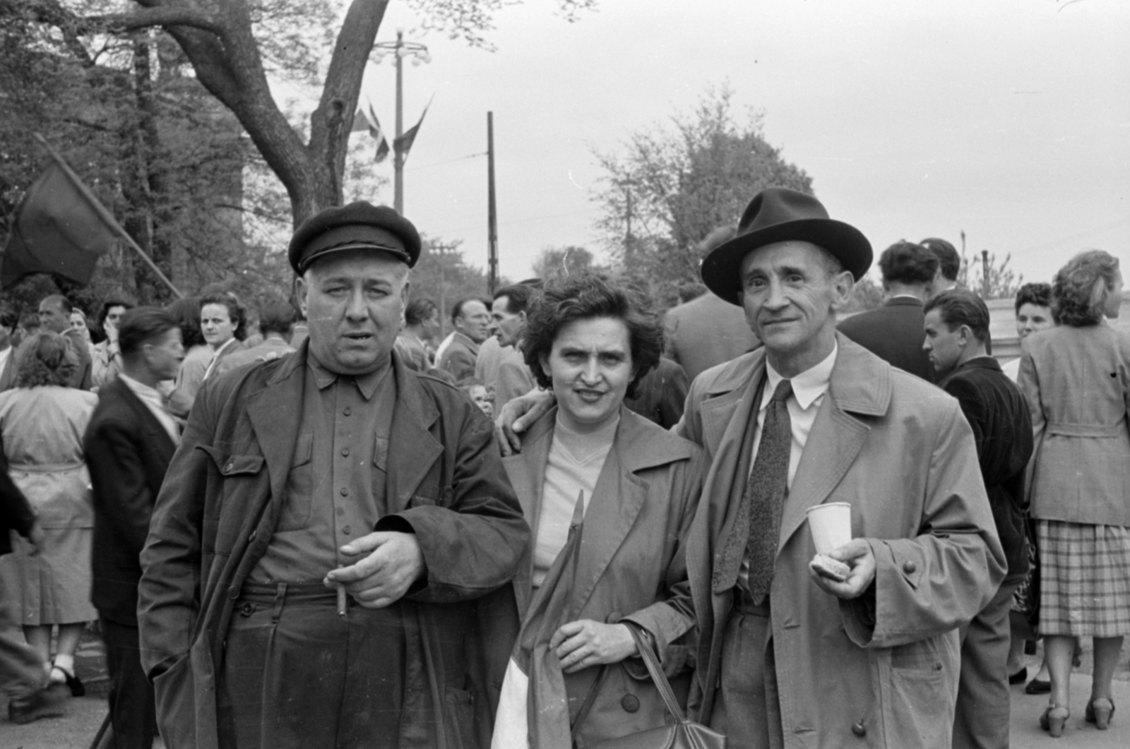 Magyarország, Városliget, Budapest XIV., Olof Palme sétány (Vorosilov út) a Hősök tere felé nézve. Május 1-i ünnepség résztvevői., 1957, Fortepan/Album027, Budapest, karok a vállon, Fortepan #149285