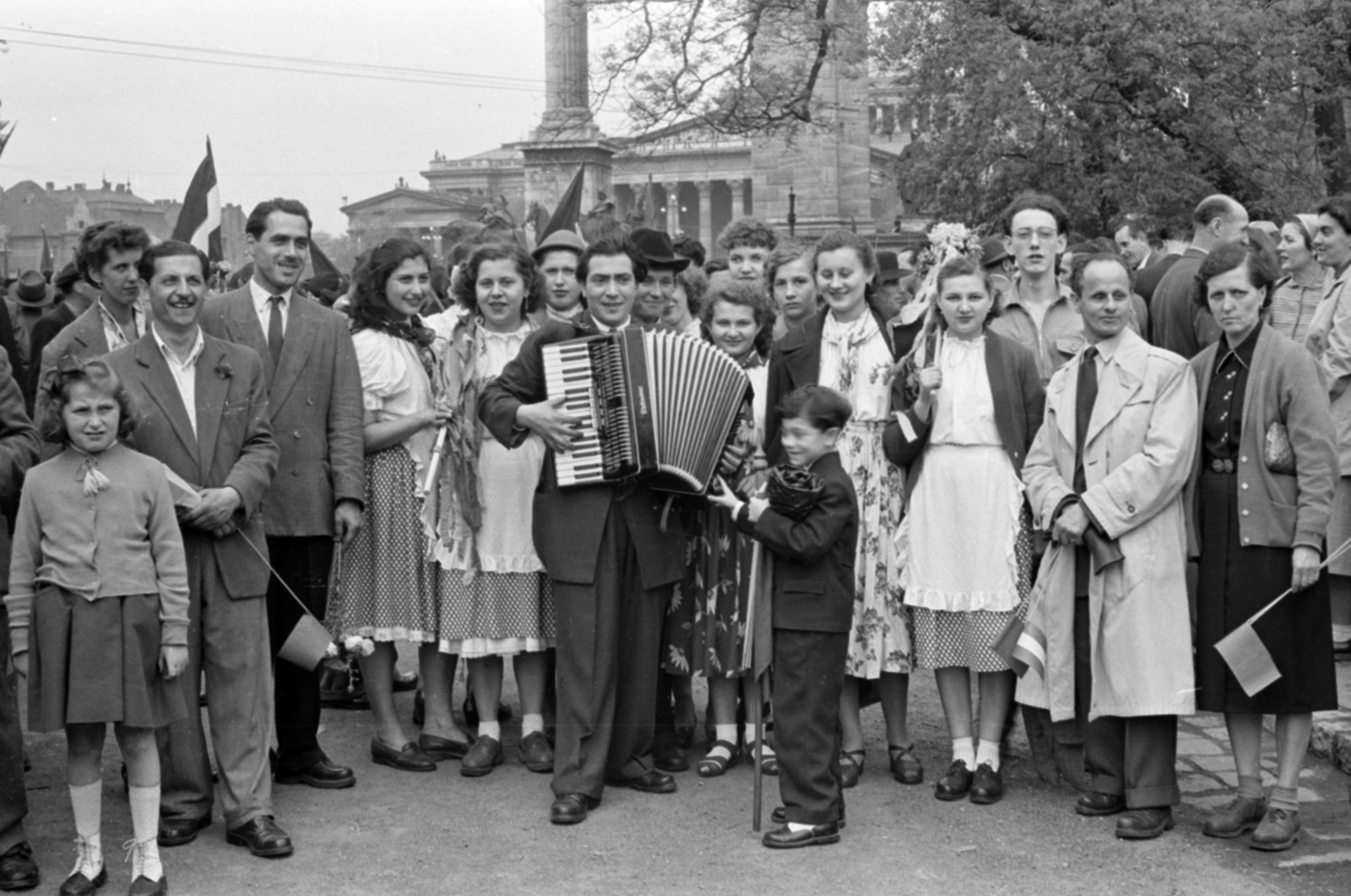 Hungary, Budapest XIV., az Olof Palme sétány (Vorosilov út) torkolatától a Hősök tere felé nézve. Május 1-i ünnepség résztvevői., 1957, Fortepan/Album027, Budapest, kid, suit, accordion, Fortepan #149287