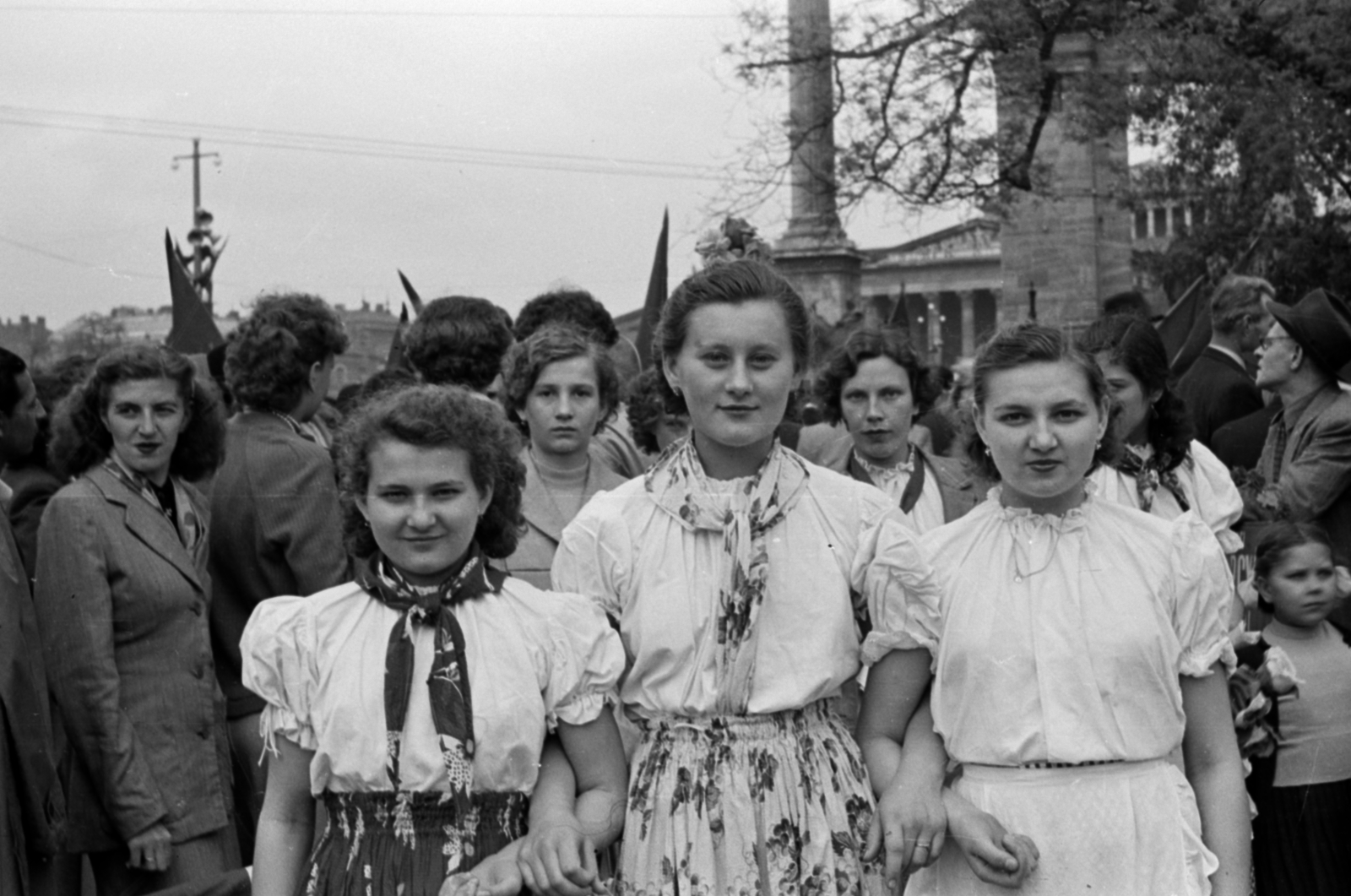 Magyarország, Városliget, Budapest XIV., az Olof Palme sétány (Vorosilov út) torkolatától a Hősök tere felé nézve. Május 1-i ünnepség résztvevői., 1957, Fortepan/Album027, Budapest, lányok, ünneplő ruha, népviselet, Fortepan #149288