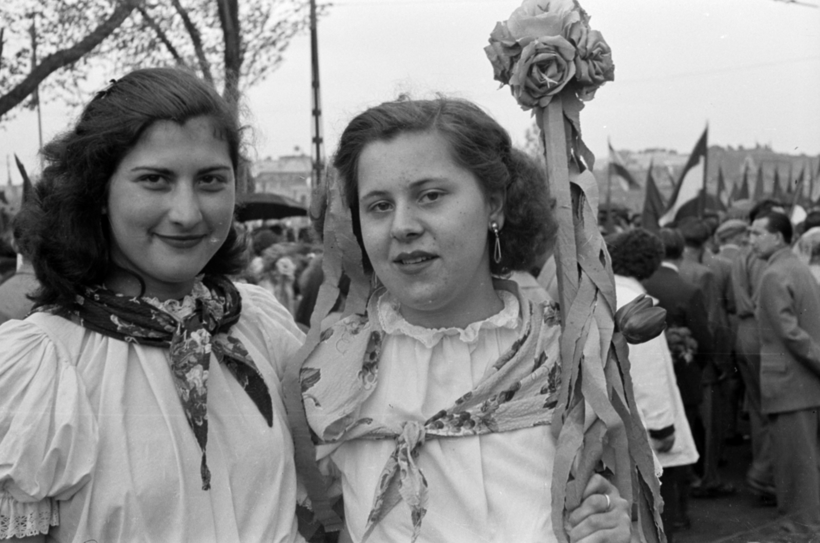 Hungary, Budapest XIV., az Olof Palme sétány (Vorosilov út) torkolatától a Hősök terénél. Május 1-i ünnepség résztvevői., 1957, Fortepan/Album027, Budapest, girls, hairdo, maypole, folk costume, Fortepan #149290