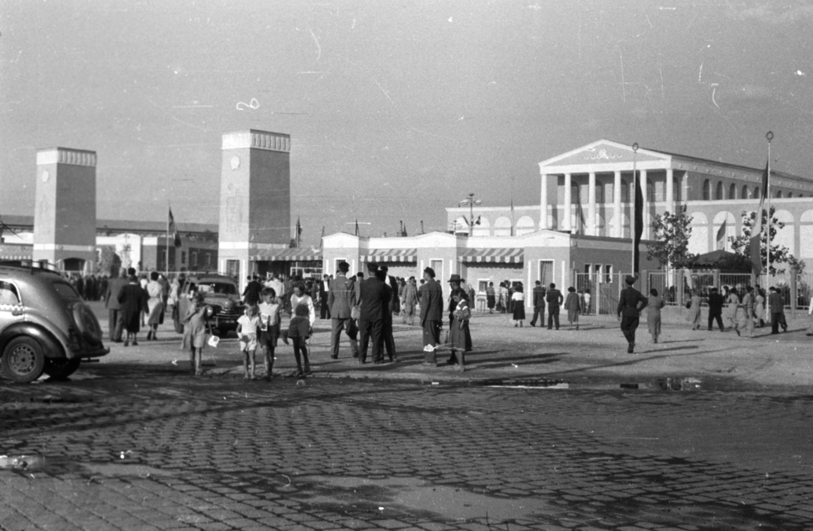 Magyarország, Budapest X., Albertirsai úti vásár területe, Országos Mezőgazdasági Kiállítás és Vásár., 1956, Fortepan/Album027, zászló, életkép, taxi, Skoda 1101/1102 Tudor, Renault Juvaquatre, Budapest, Fortepan #149302