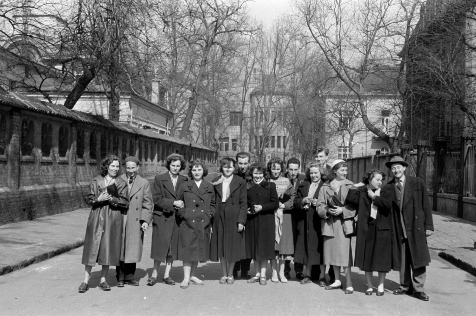 Magyarország, Budapest VI., Kmety György (Kmetty) utca a Munkácsy Mihály utca felé nézve., 1954, Fortepan/Album027, Budapest, utcakép, csoportkép, társaság, Fortepan #149315