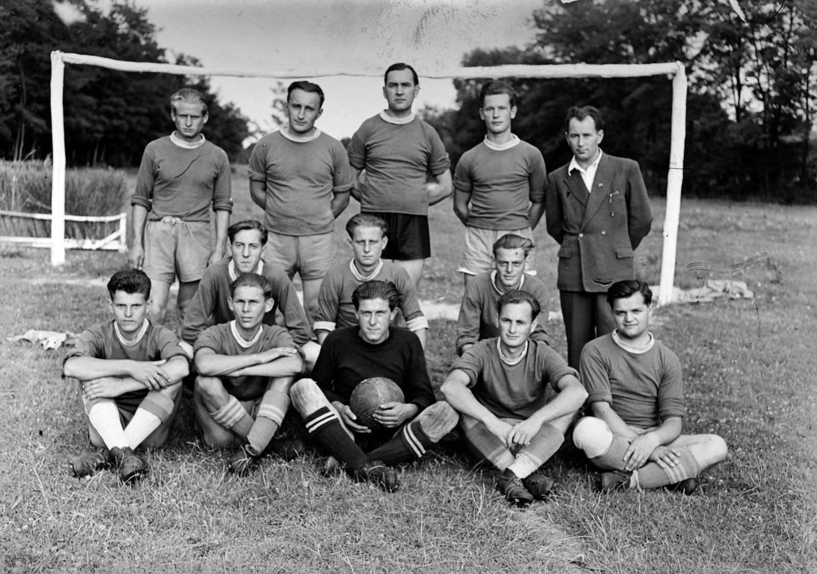 1955, Tóth Árpád, soccer team, cross-legged sitting, hands behind the back, Fortepan #149348