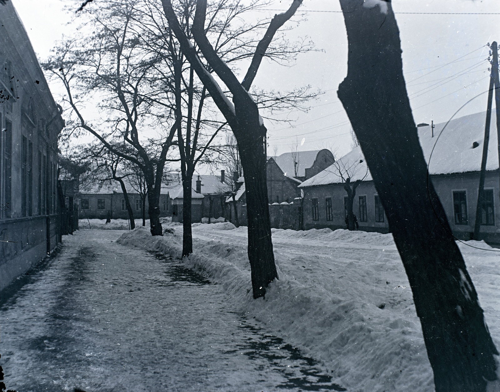 Hungary, Győr, Sziget városrész, Radnóti Miklós (Wirthl Antal) utca. Az utca végén Somogyi Antal trafikja a Szarvas utca sarkon., 1930, Tóth Árpád, winter, snow, street view, Fortepan #149370