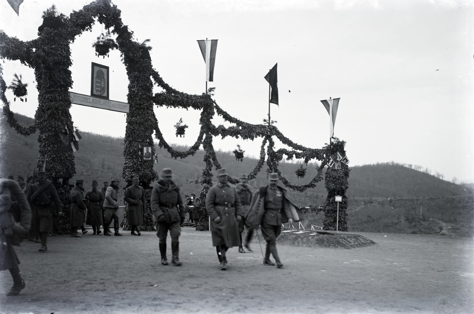 1916, Tóth Árpád, First World War, flag, crest, soldier, gesture, Franz Joseph I of Austria portrayal, handkerchief, triumphal arc, national emblem, Fortepan #149394