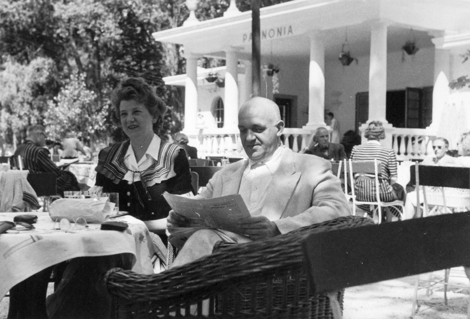 Hungary, Balatonalmádi, Pannónia étterem (később Liget kávéház). Dr. Beleznay László ügyvéd, úszó, vízilabdázó, sportvezetõ, sportszakíró., 1940, Saly Noémi, hospitality, wicker chair, genre painting, glasses, newspaper, shades, glass, garden furniture, Fortepan #14940