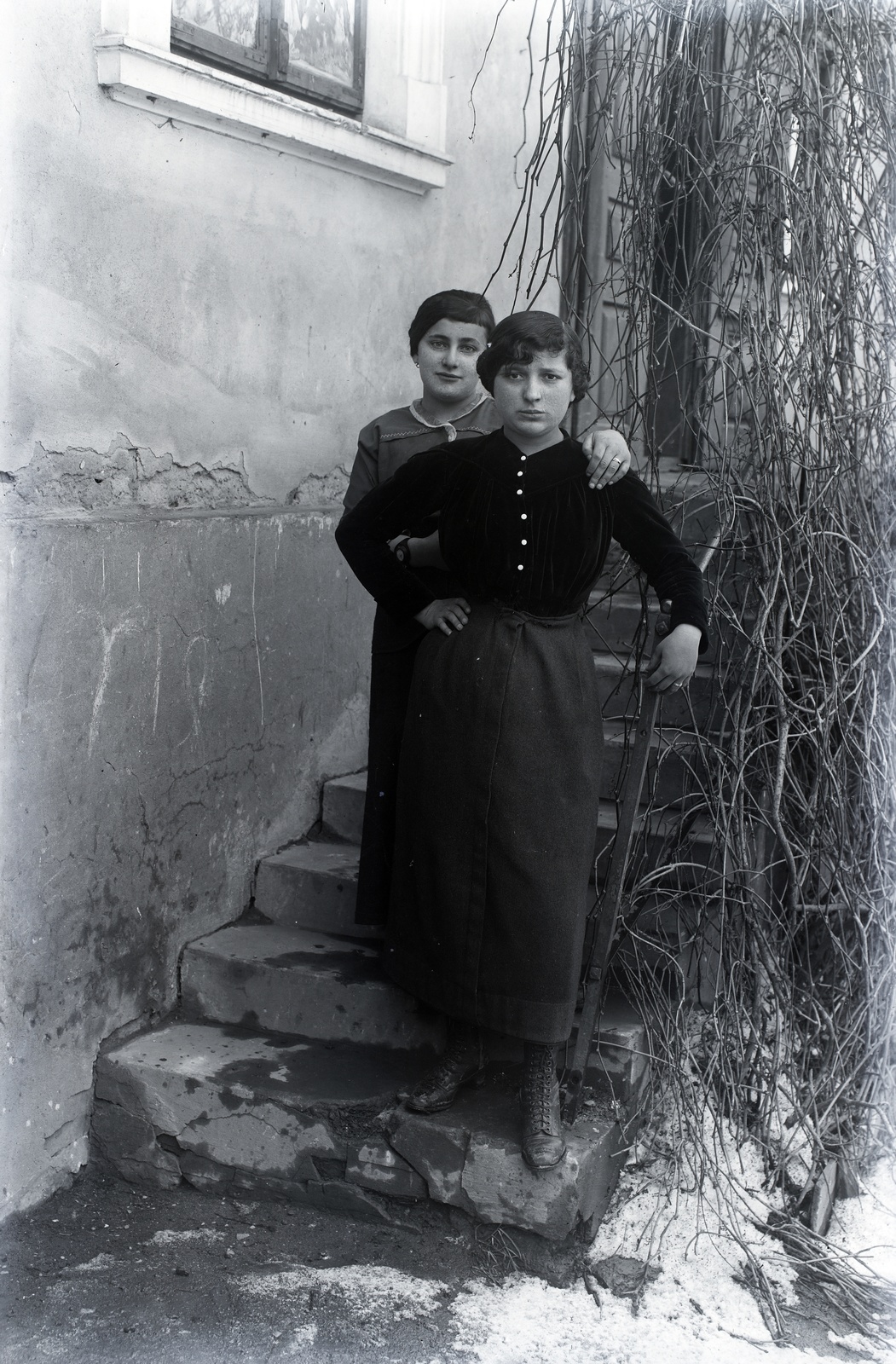 1916, Tóth Árpád, arms around shoulders, Fortepan #149410