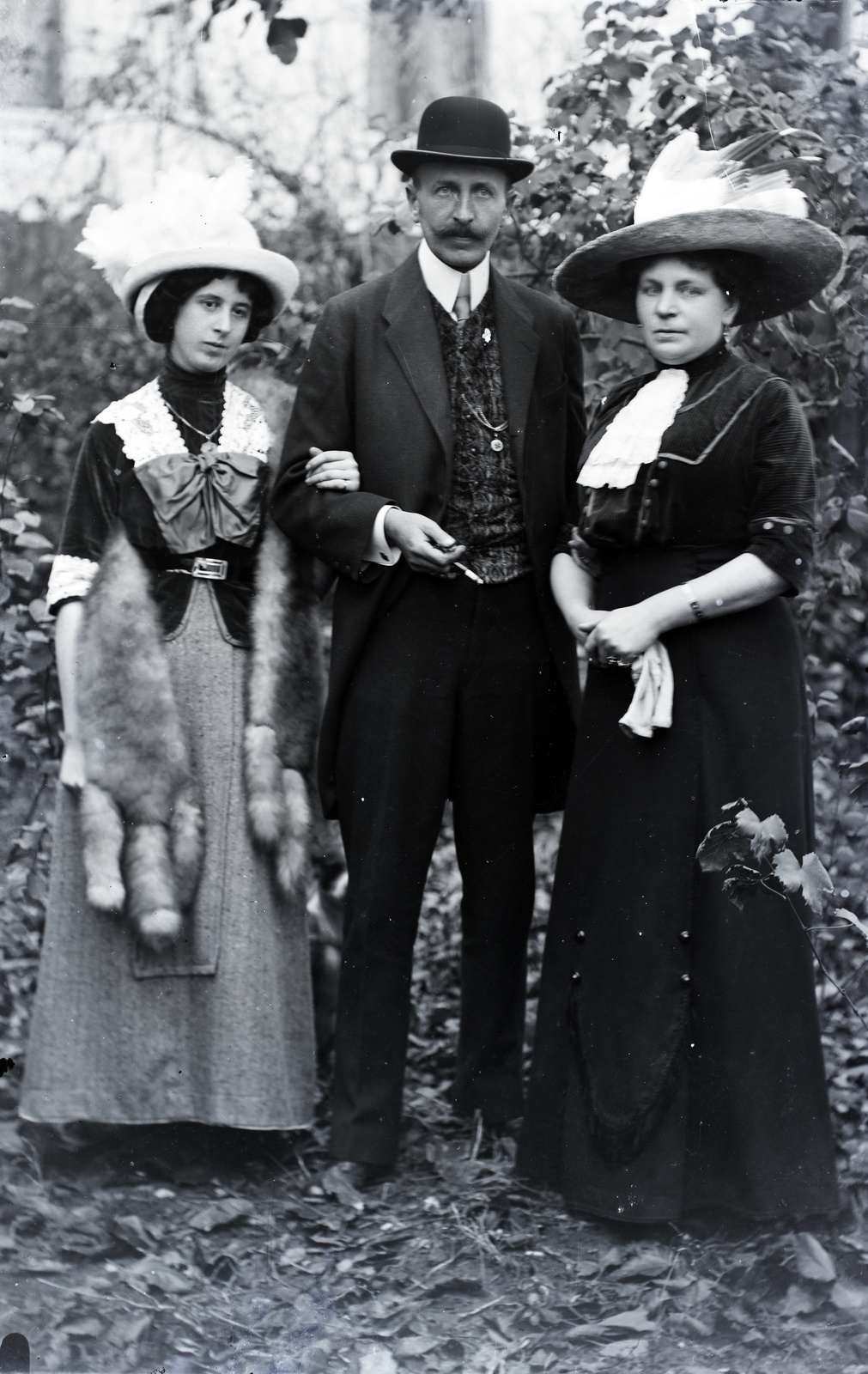 1912, Tóth Árpád, kalap, óralánc, szőrme, kart karba öltve, Fortepan #149413