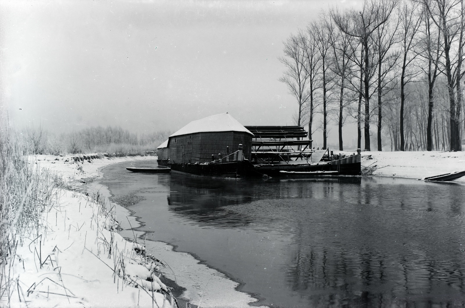 Hungary, Győr, Révfalu, Morvay József hajómalma a Mosoni-Dunán., 1917, Tóth Árpád, winter, snow, shore, ship mill, Fortepan #149424