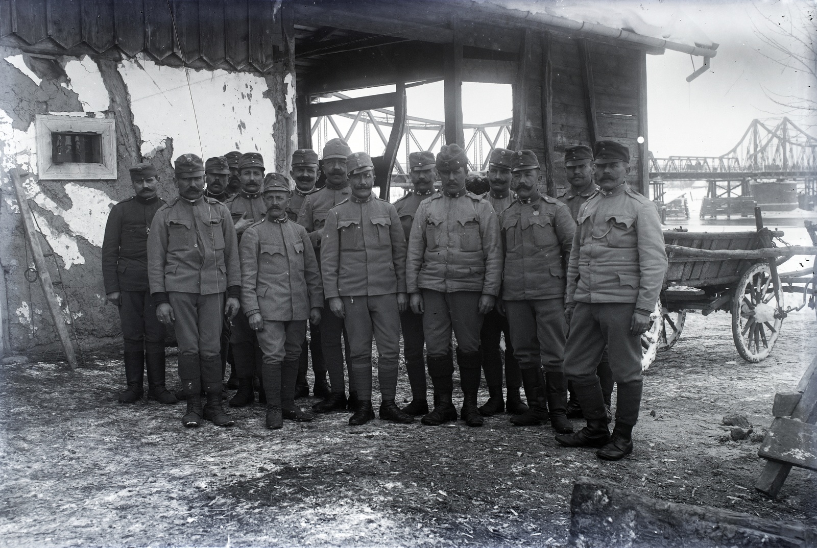 Ukraine, Halych, háttérben a Dnyeszter folyó hídja., 1917, Tóth Árpád, First World War, chariot, soldier, Fortepan #149426