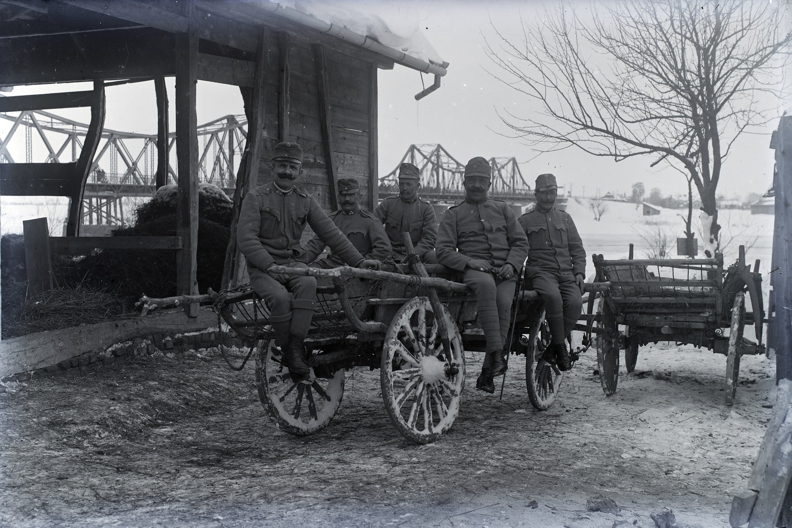 Ukraine, Halych, háttérben a Dnyeszter folyó hídja., 1917, Tóth Árpád, First World War, bridge, chariot, soldier, Fortepan #149427