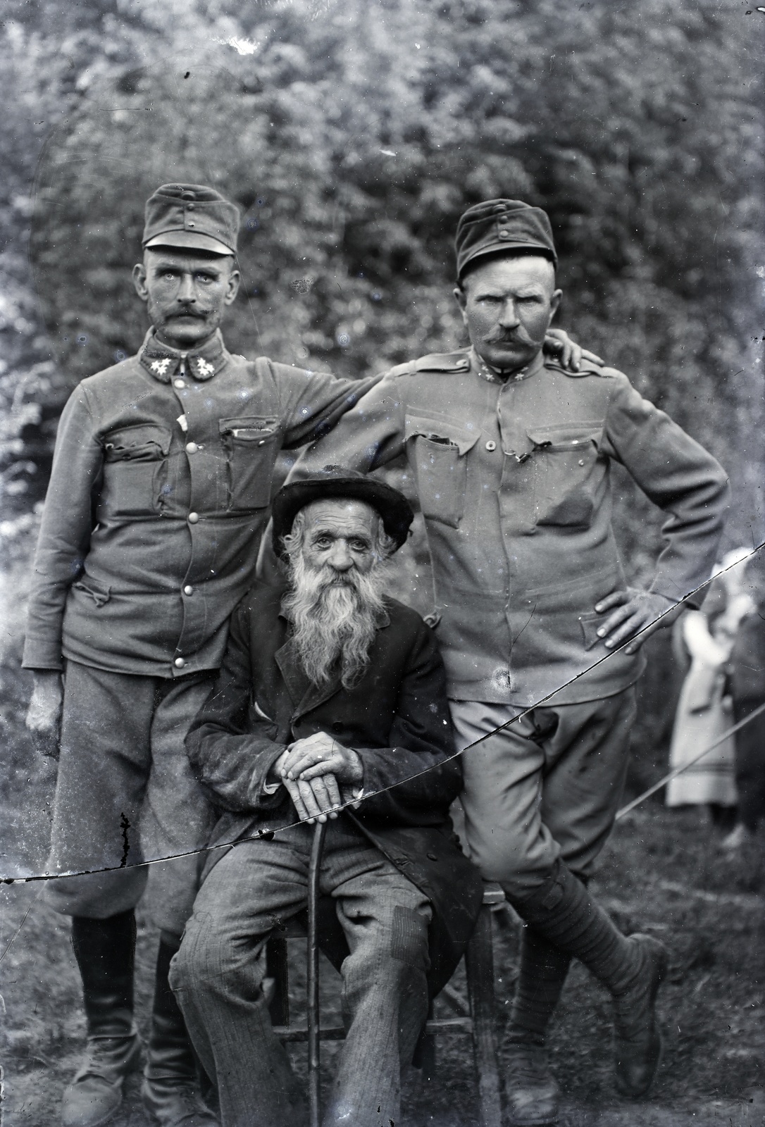 1918, Tóth Árpád, First World War, soldier, arms around shoulders, leg over leg, veteran, Fortepan #149457