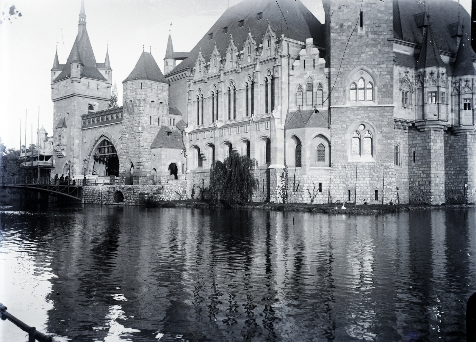 Magyarország, Városliget, Budapest XIV., Városligeti-tó, Vajdahunyad vára., 1903, Tóth Árpád, épített örökség, kastély, tó, Alpár Ignác-terv, tükröződés, eklektikus építészet, Budapest, csúcsív, Fortepan #149464