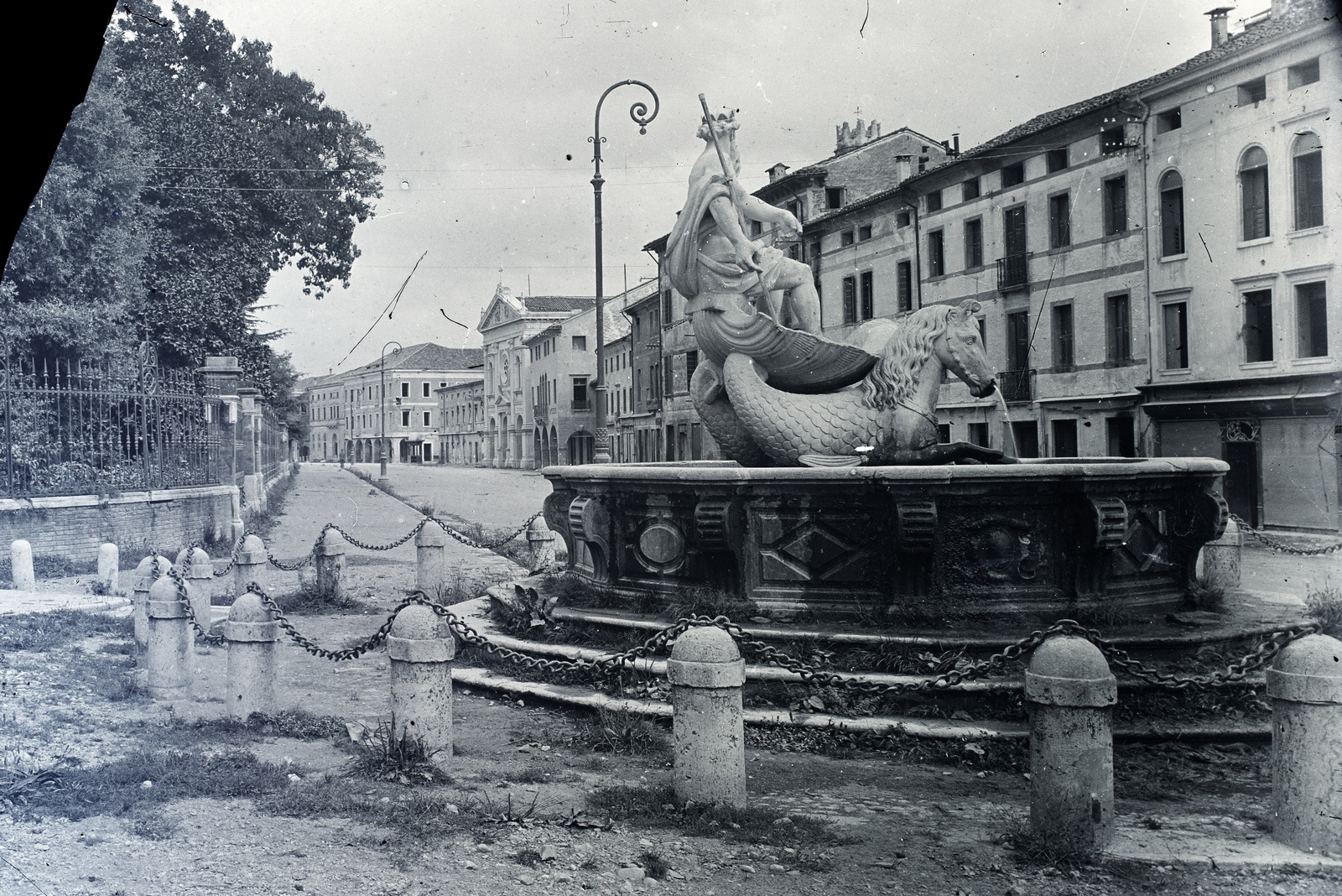 Italy, Conegliano, Corso Vittorio Emanuele II, Neptunus szökőkút (Fontana di Nettuno), 1918, Tóth Árpád, fountain, Neptune-portrayal, Fortepan #149465