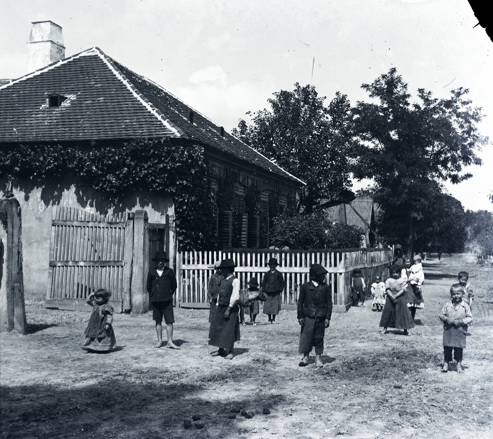 1925, Tóth Árpád, village, peasant, dirt road, barefoot, kids, apron, lath fence, gate, fence, kid, Fortepan #149469