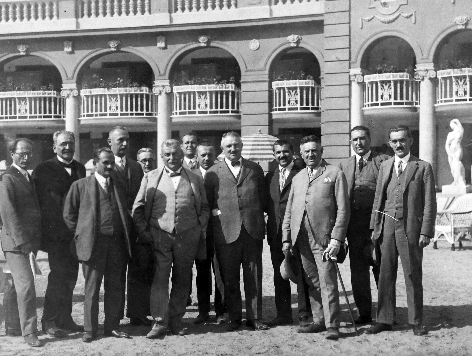 Hungary, Budapest XIV., Széchenyi fürdő. Kibővítés utáni átadási ünnepség. Középen világos öltönyben Ripka Ferenc főpolgármester, jobbról a második ifj. Francsek Imre építész., 1927, Saly Noémi, sculpture, tableau, man, thermal bath, Budapest, Neo-Baroque-style, Győző Czigler-design, Fortepan #14947
