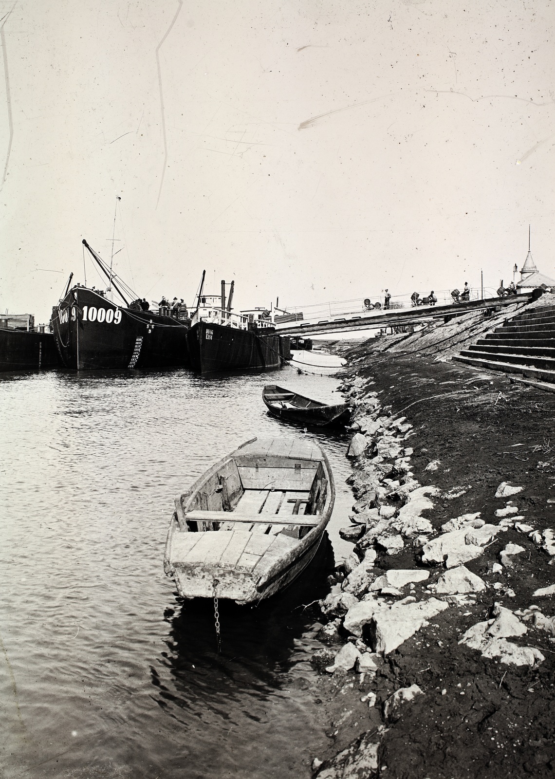 Hungary, Győr, Mosoni-Duna, a Dunagőzhajózási Társaság (DDSG) hajóállomása a mai Széchenyi híd környékén, a belvárosi oldalon., 1917, Tóth Árpád, barge, boat, shore, Fortepan #149483