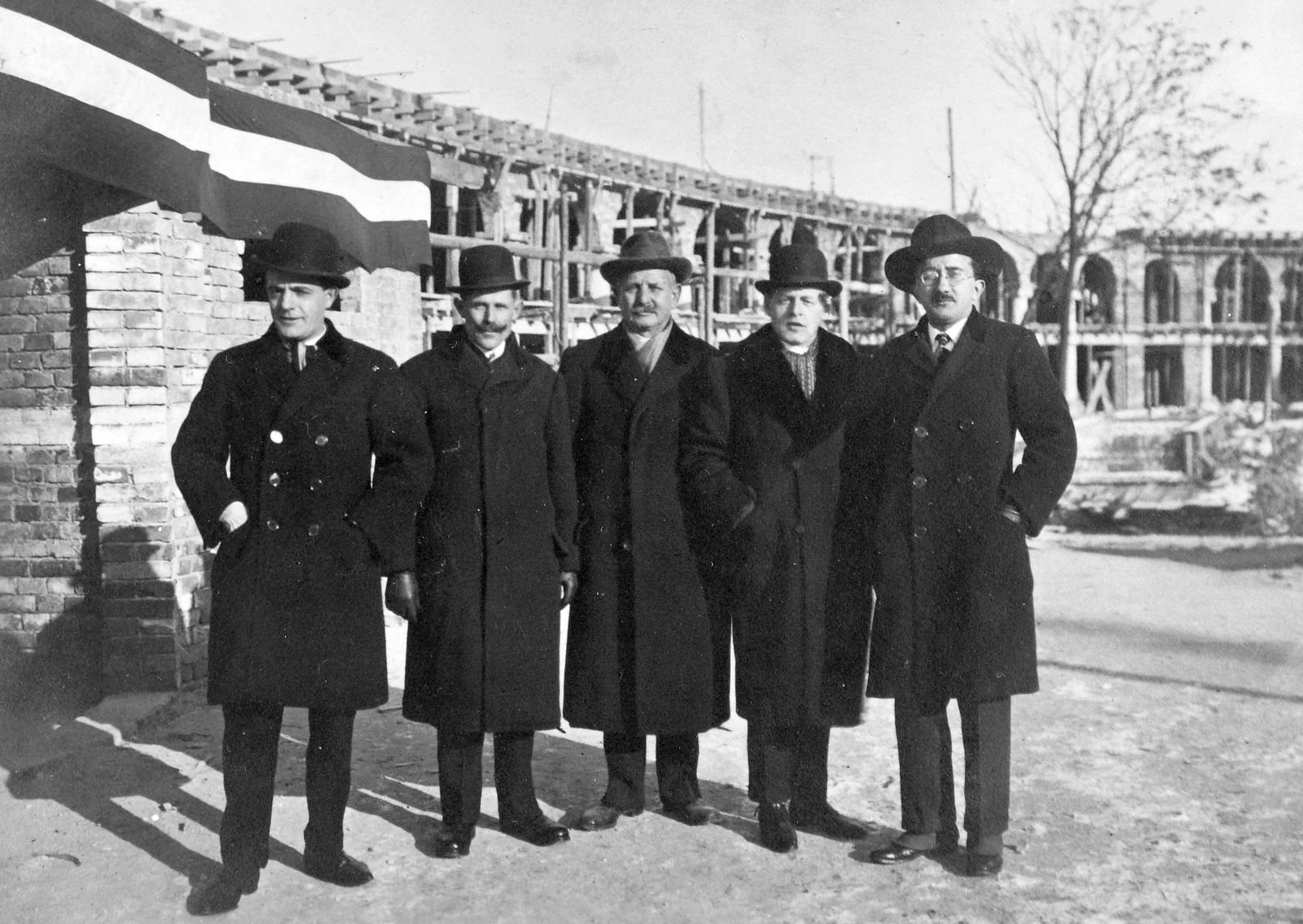 Hungary, Budapest XIV., a felvétel a Széchenyi fürdő kibővítése során készült., 1926, Saly Noémi, hat, flag, tableau, men, construction, coat, scaffolding, Budapest, hands in pockets, double-breasted coat, glasses, moustache, Fortepan #14949