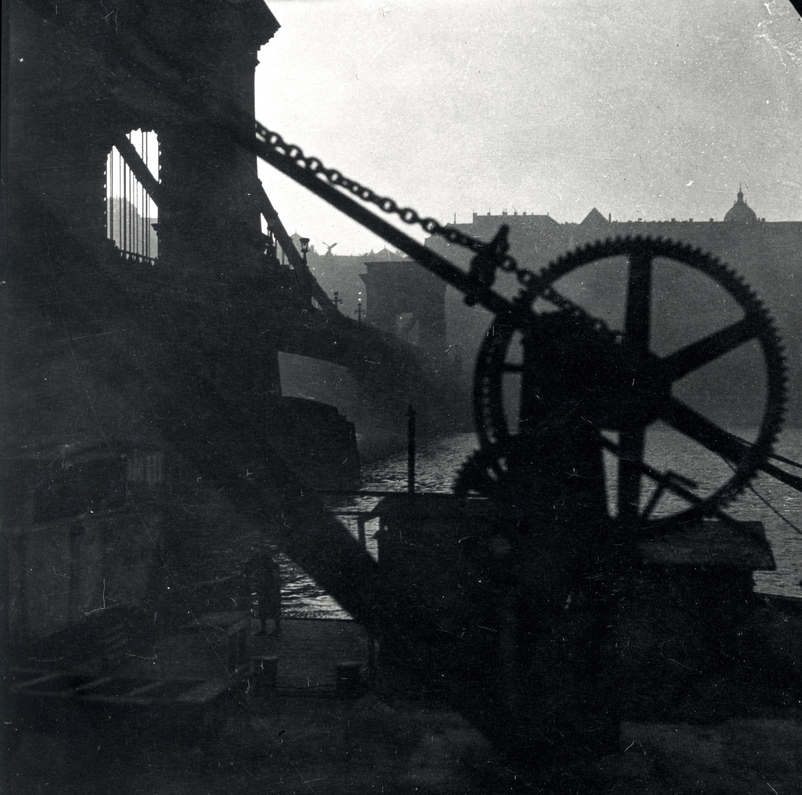 Hungary, Budapest V.,Budapest I., teherhajó kikötő a Széchenyi (Rudolf) rakparton a Széchenyi Lánchíd pesti hídfőjénél, háttérben a budai Vár., 1938, Szöllősy Kálmán, crane, Budapest, Fortepan #149506