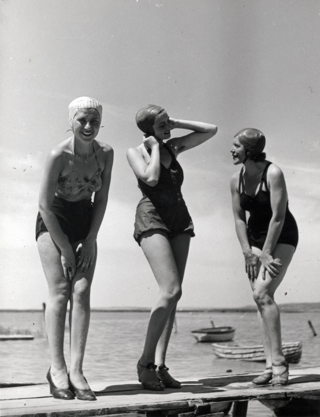 Hungary,Lake Velence, Venice, 1937, Szöllősy Kálmán, bathing suit, boat, bathing caps, Fortepan #149509
