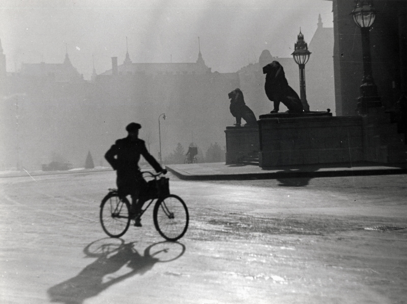 Hungary, Budapest V., Kossuth Lajos tér, jobbra a Parlament főbejárata., 1938, Szöllősy Kálmán, bicycle, lion, Budapest, stone lion, Fortepan #149514
