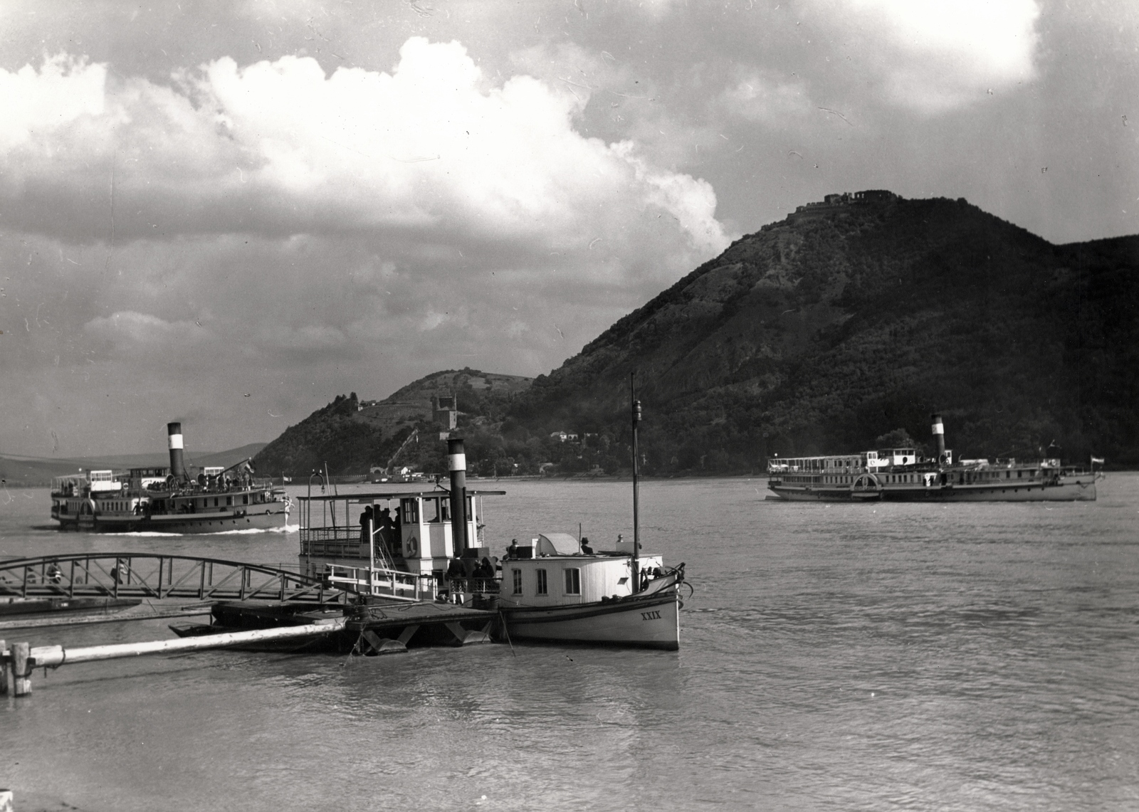 Hungary,Danube Bend, Nagymaros, a kikötőben a XXIX. csavargőzös, balra a József Főherczeg (később Dömös) oldalkerekes gőzhajó, jobbra a Szent László (később Petőfi) oldalkerekes gőzhajó. A Duna túlpartján Visegrád, az Alsóvár a lakótoronnyal / Salamon-torony és fenn a Fellegvár., 1937, Szöllősy Kálmán, steamboat, Fortepan #149520