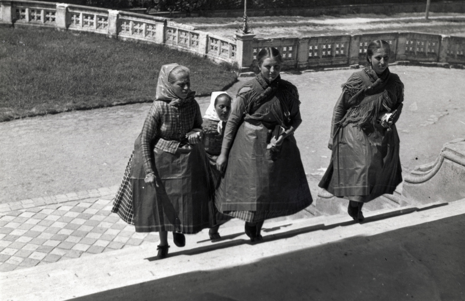Hungary, Fót, a felvétel a római katolikus templom előtt készült., 1936, Szöllősy Kálmán, women, stairs, folk costume, headscarf, skirt, prayer book, Blue dying, Swabian folk costume, odd one out, Fortepan #149533