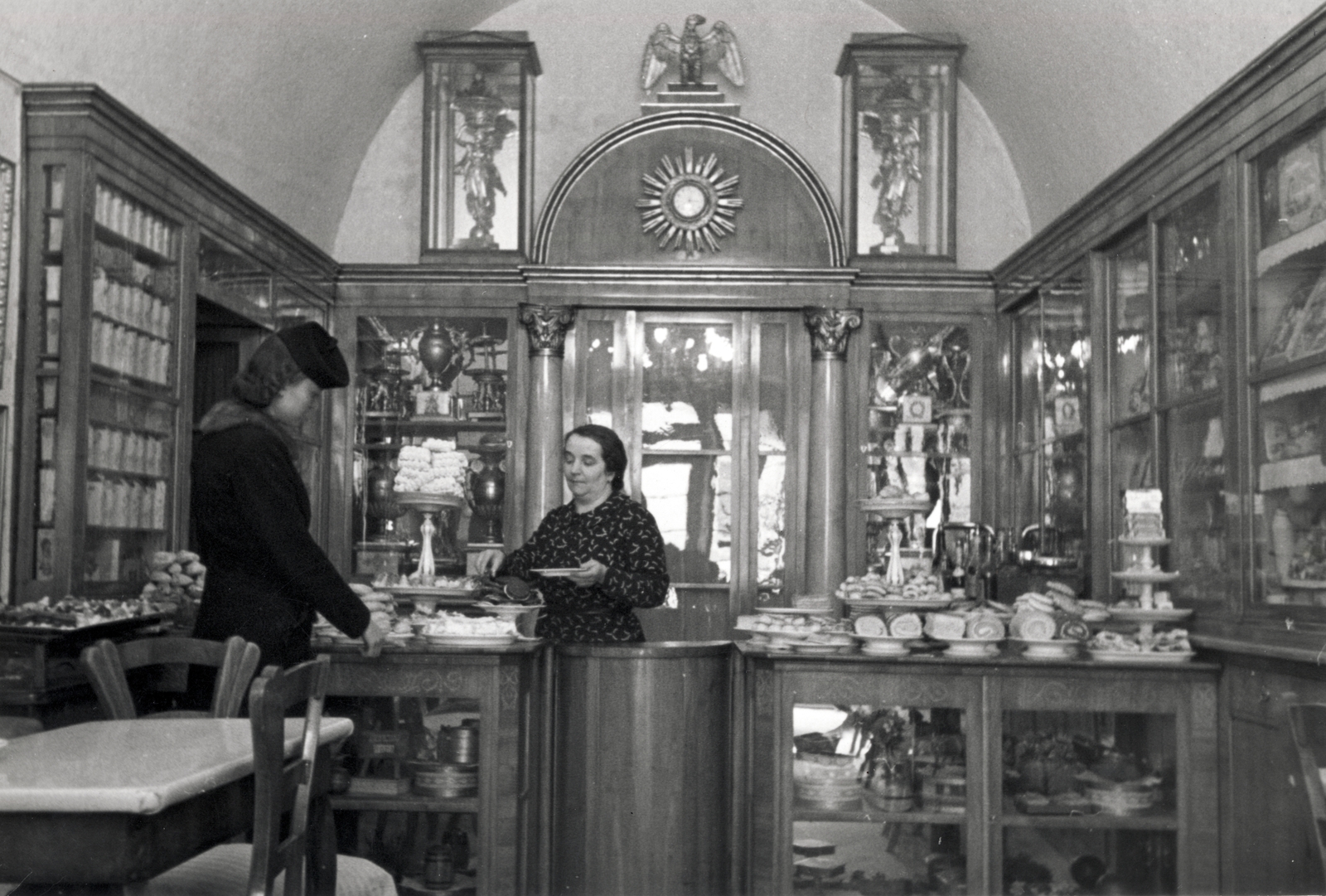 Hungary, Budapest I., Szentháromság utca 7., Ruszwurm cukrászda., 1939, Szöllősy Kálmán, pastry shop, shop interior, Budapest, Fortepan #149534