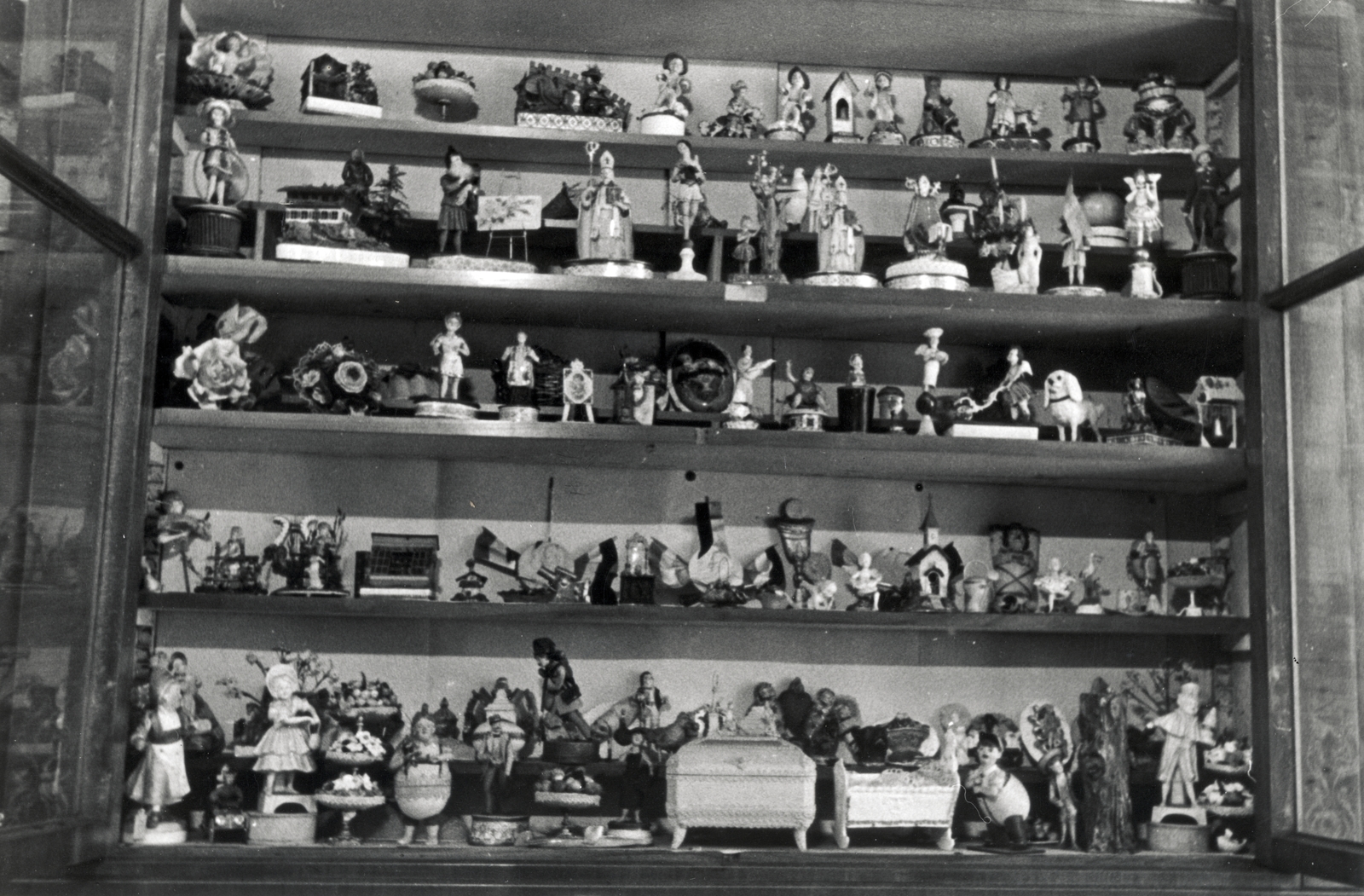 Hungary, Budapest I., Szentháromság utca 7., Ruszwurm cukrászda, az üvegszekrényben cukorkakínálók és asztaldíszek gyűjteménye., 1939, Szöllősy Kálmán, pastry shop, china, Budapest, Fortepan #149537