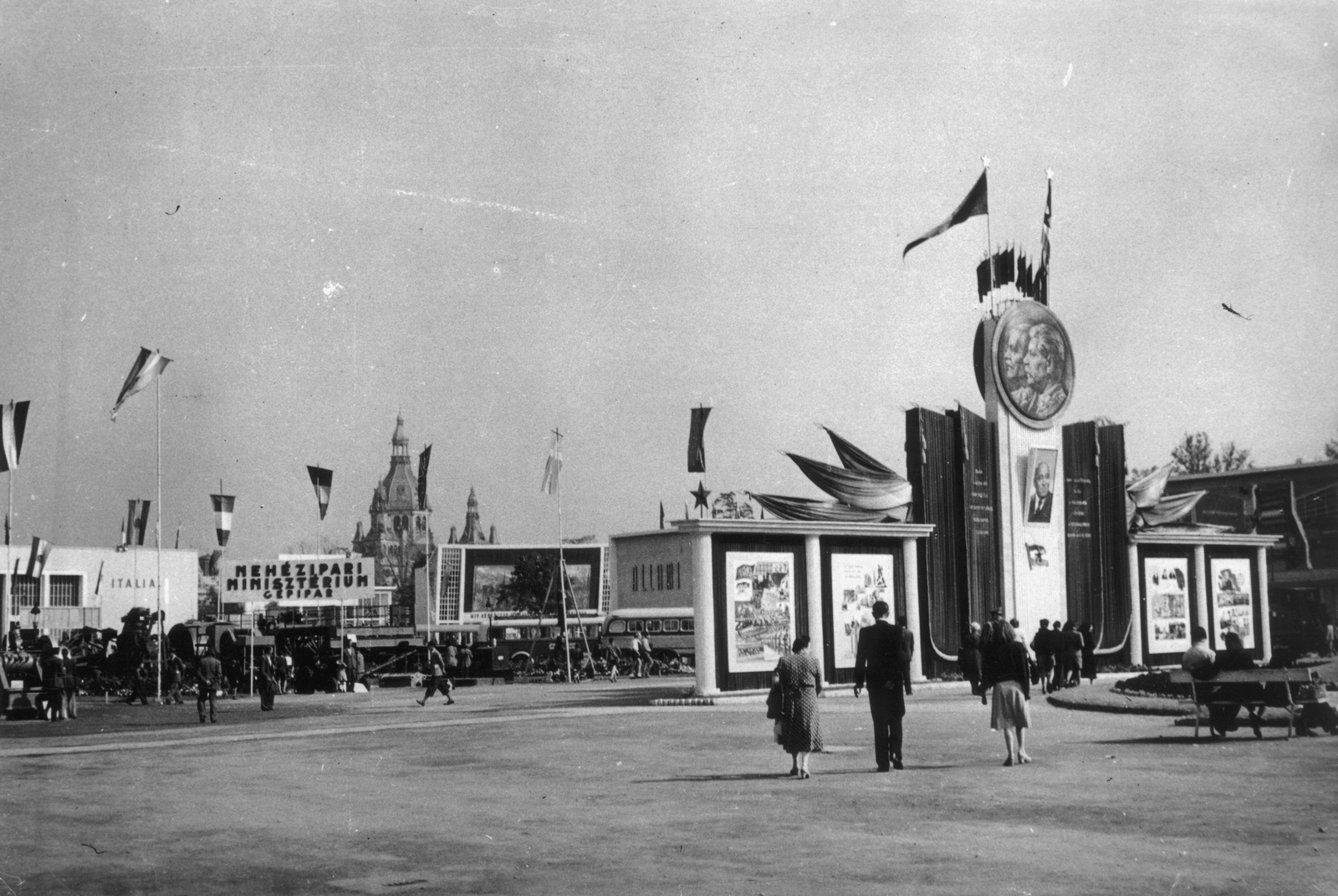 Magyarország, Városliget,Budapesti Nemzetközi Vásár, Budapest XIV., a Nehézipari Minisztérium gépipari kiállítása mögött az egykori Közlekedési Csarnok látható., 1949, Szöllősy Kálmán, Lenin-ábrázolás, Sztálin ábrázolás, Budapest, Fortepan #149541