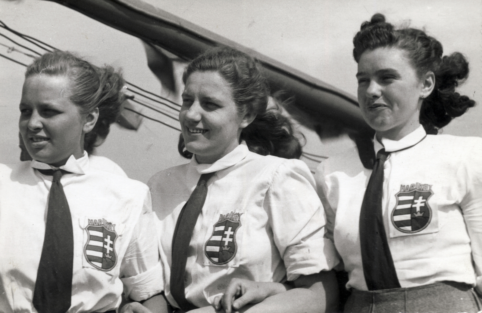 1947, Szöllősy Kálmán, hold upper arms, crest, girls, Fortepan #149546