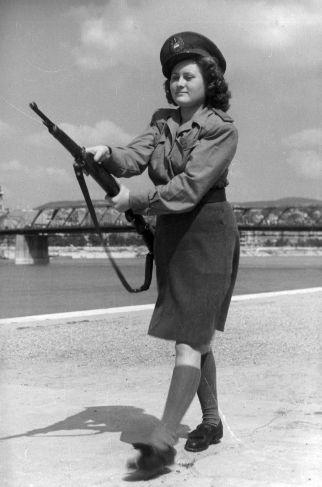 Hungary, Budapest V., pesti alsó rakpart, háttérben a Kossuth híd., 1948, Szöllősy Kálmán, soldier, Budapest, weapon, woman soldier, gun, Fortepan #149551