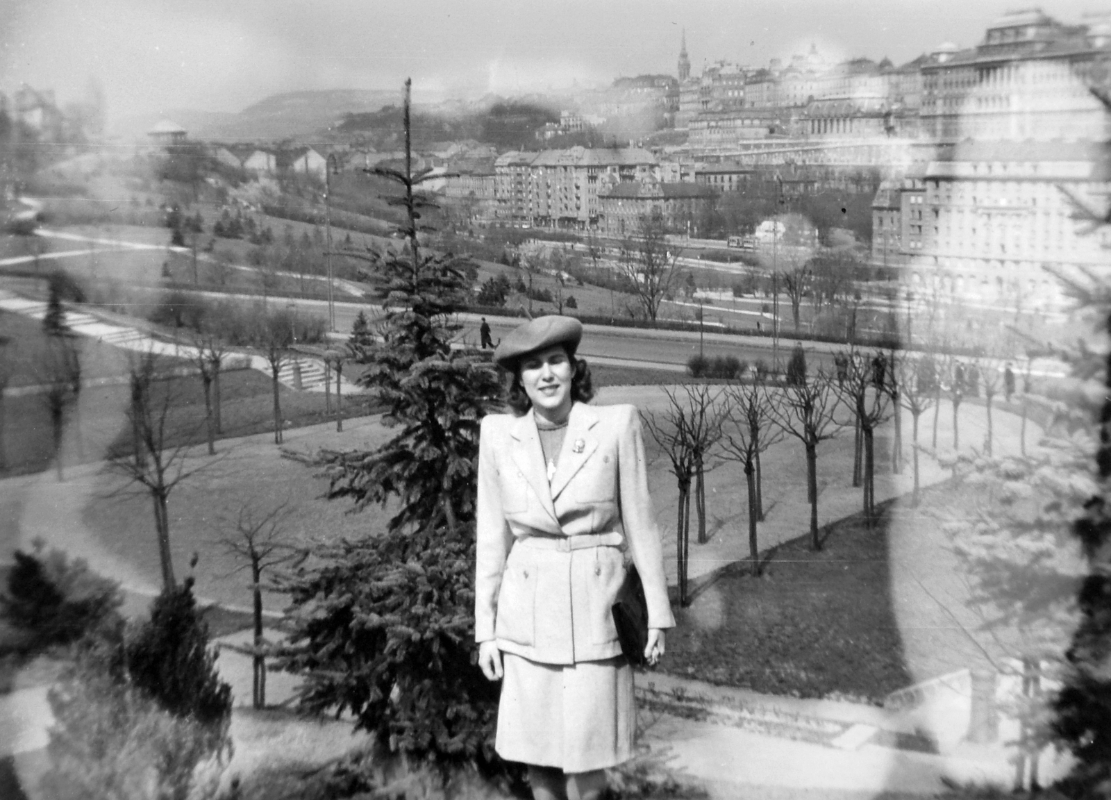 Hungary, Tabán, Budapest I., 1943, Saly Noémi, palace, handbag, lady, jewelry, costume, Budapest, Fortepan #14973
