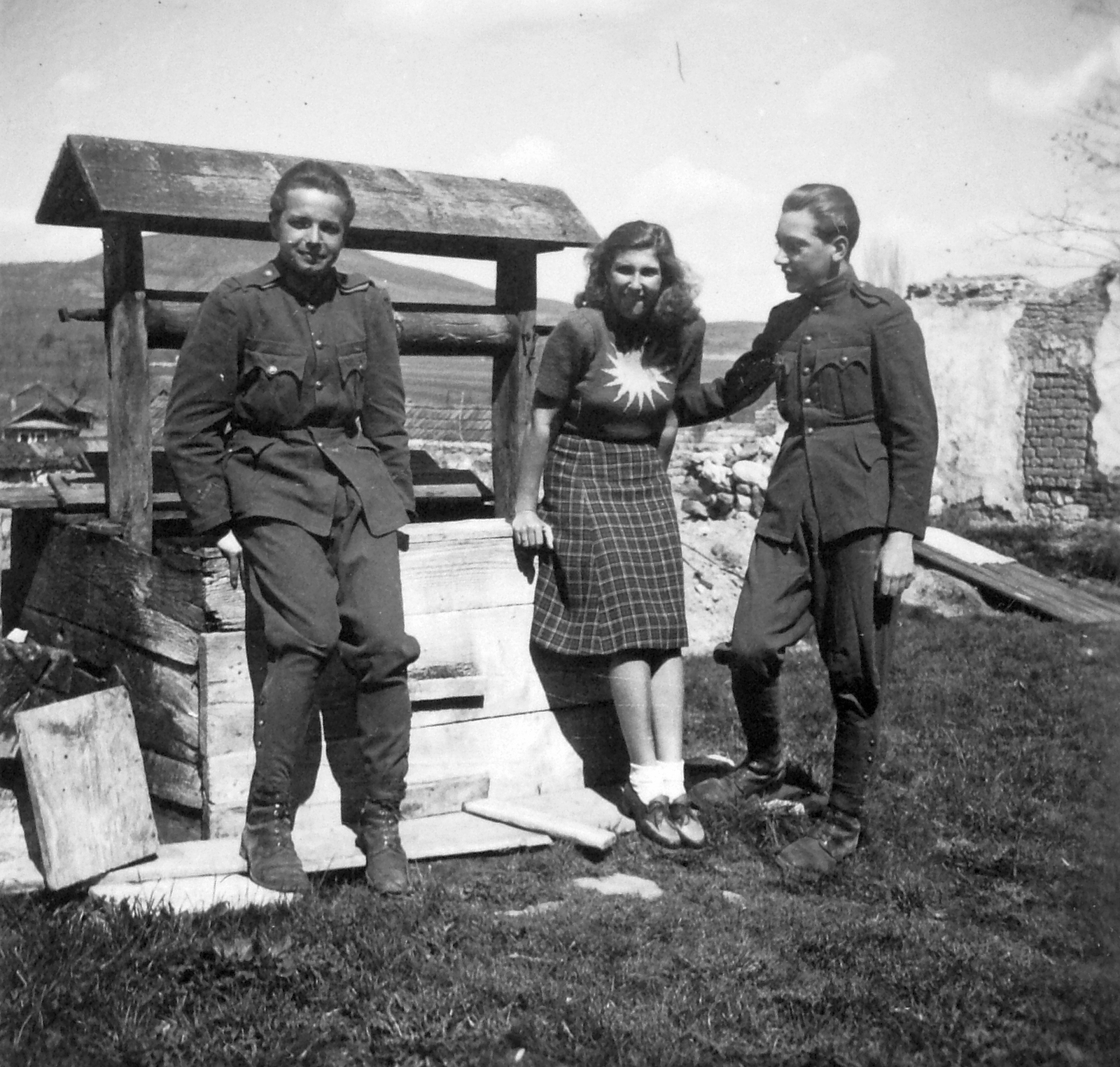 1944, Saly Noémi, kerekeskút, hölgy, katona, fiatalság, Fortepan #14988