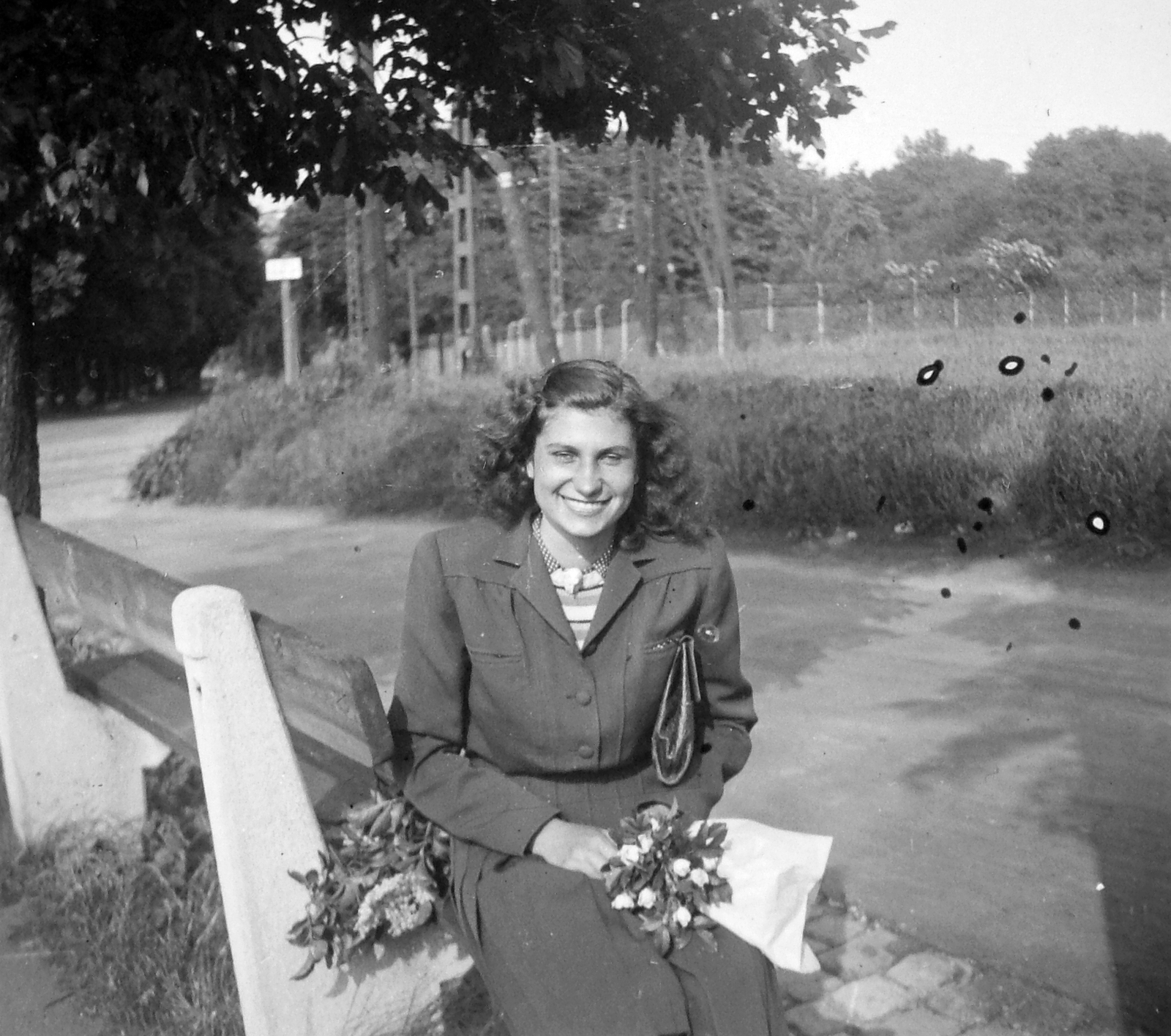 Hungary, 1944, Saly Noémi, smile, lady, bench, Fortepan #14992
