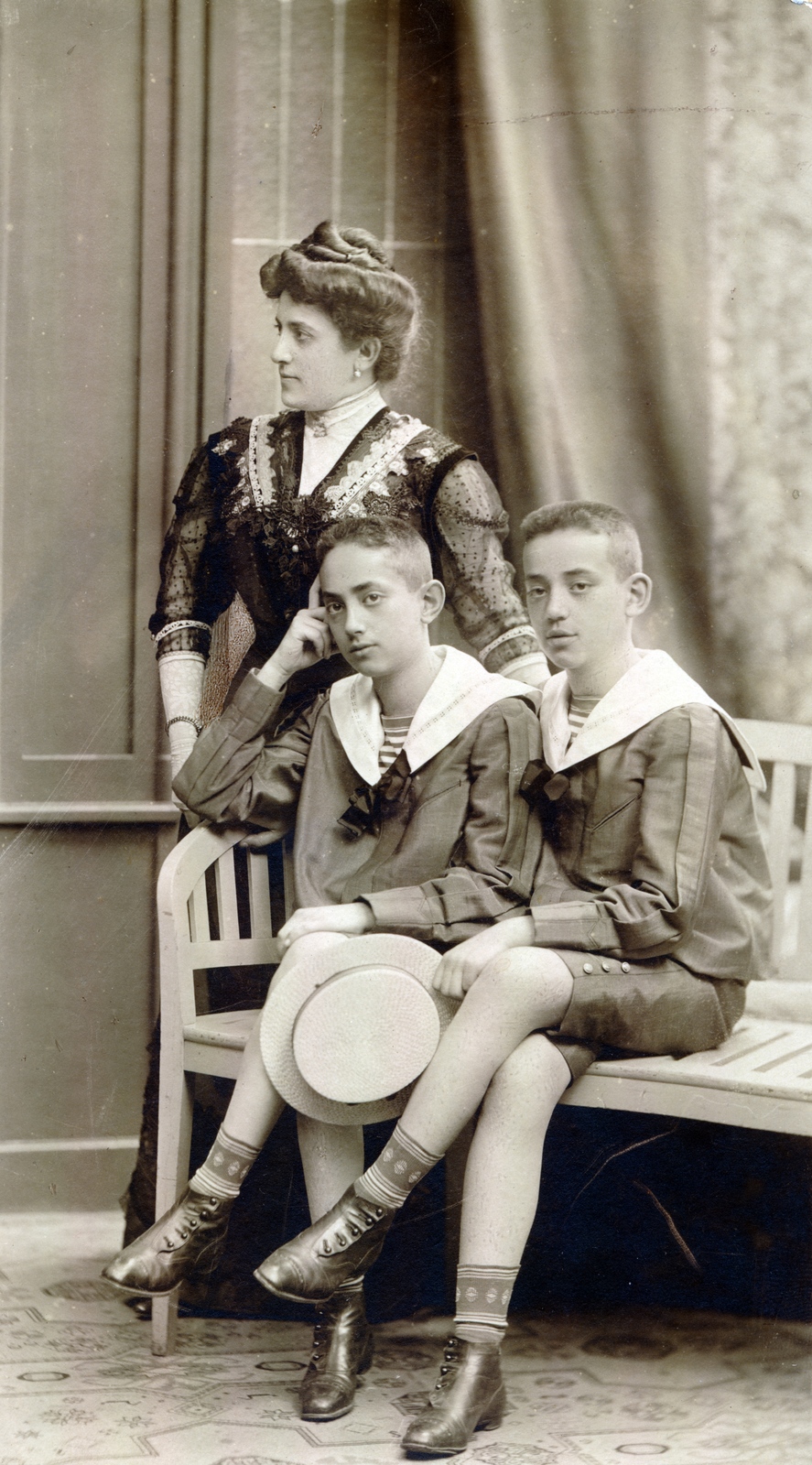 1907, Barna Imre, portré, fiúk, ikrek, anya, testvérek, ülés keresztbe tett lábakkal, fejtámasztás, átvetett láb, kalap kézben, hárman, Fortepan #150028