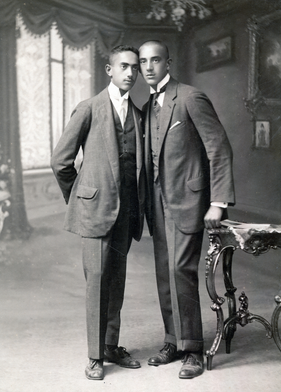 1913, Barna Imre, saloon, curtain, table, twins, double portrait, brothers, Fortepan #150032
