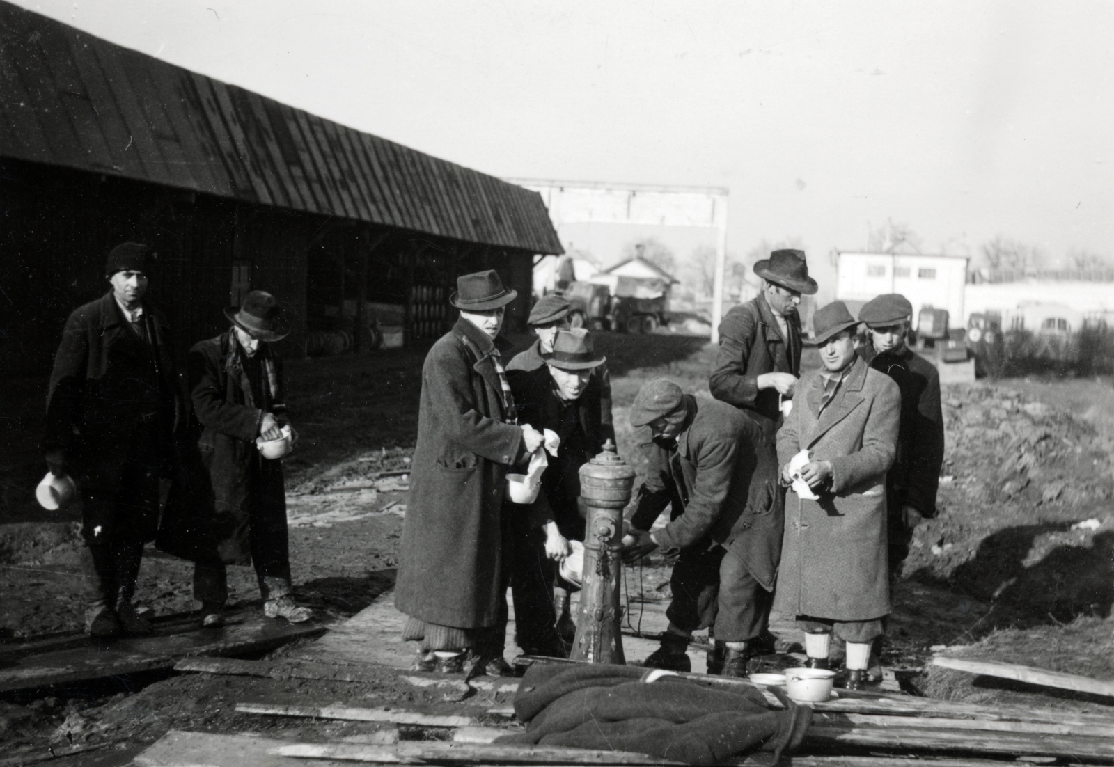 Hungary, Budapest XVI., Mátyásföld, Újszász utca 41-43. (Keresztúri út 1-3.), a Magyar Királyi Honvéd gépkocsiszertár udvara, munkaszolgálatosok., 1942, Barna Imre, well, labor service, Budapest, Fortepan #150061