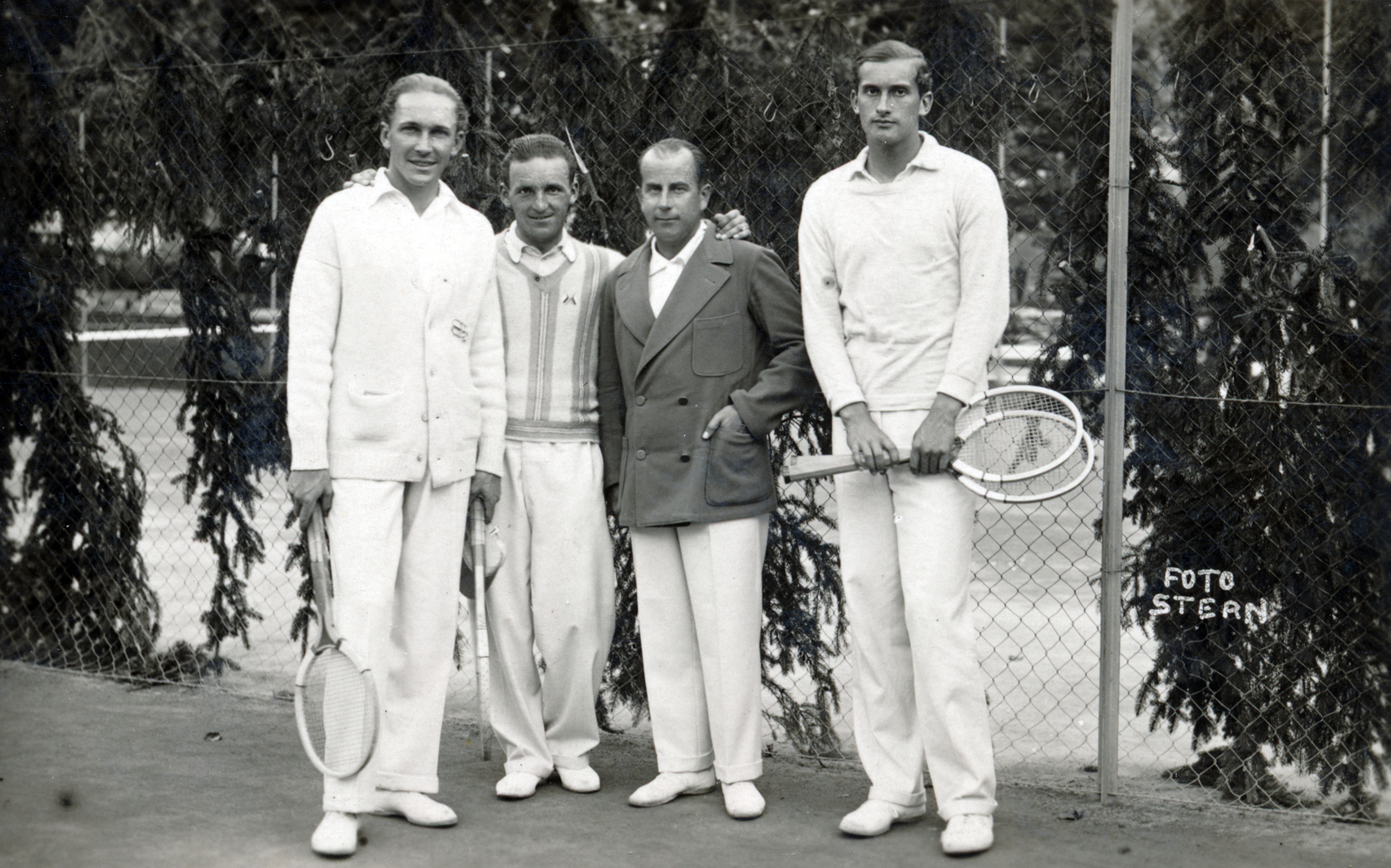 Slovakia, Teplice, sötét zakóban Dr. Luppu György teniszező., 1927, Barna Imre, tennis, tennis rackets, Fortepan #150073