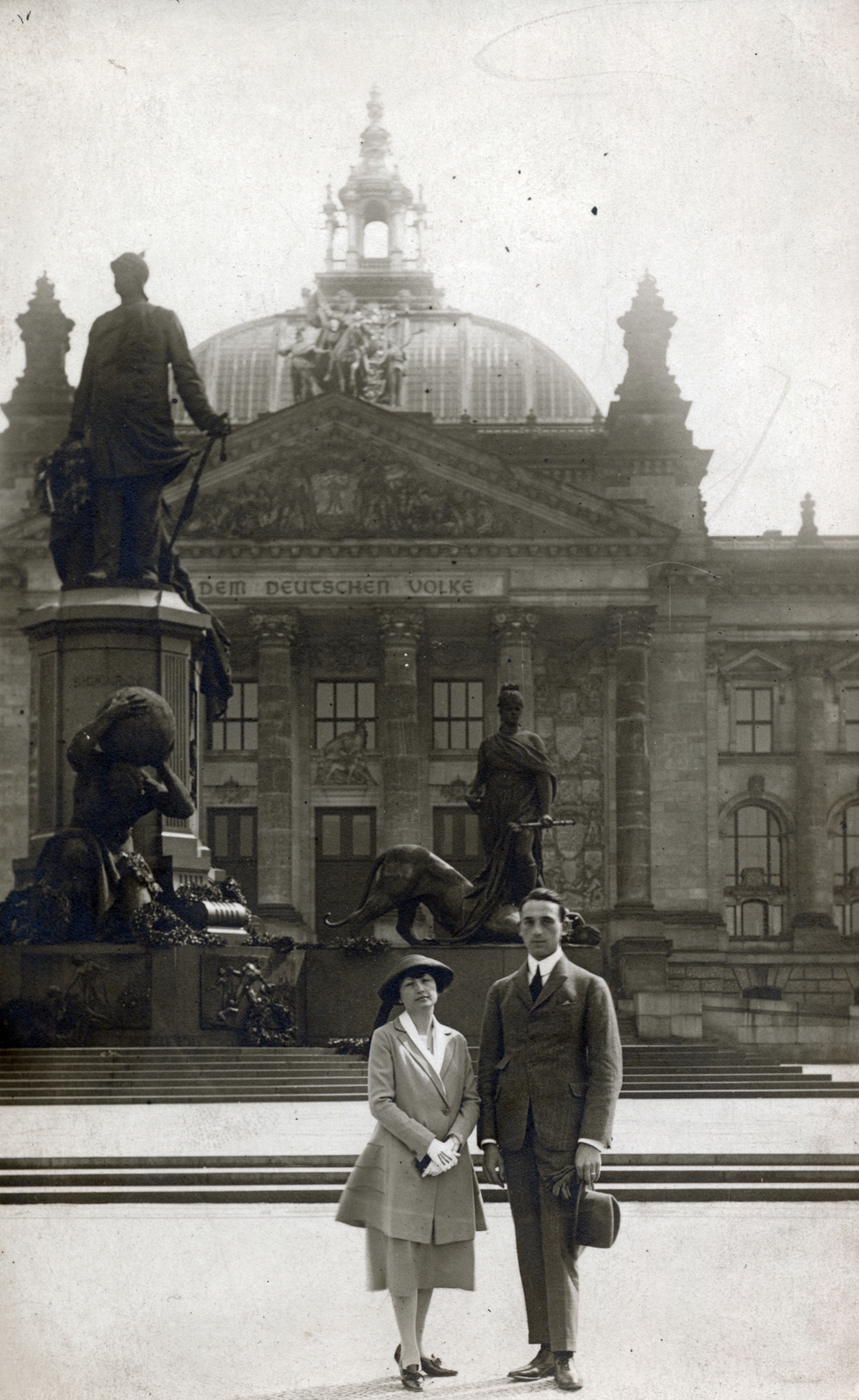 Németország, Berlin, Königsplatz (később a Platz der Republik), Bismarck emlékmű, háttérben a Reichstag épülete., 1921, Barna Imre, középület, országház, Paul Wallot-terv, Otto von Bismarck-ábrázolás, Fortepan #150076